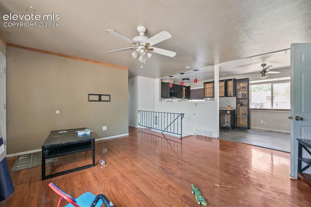 Image 4 of 21: Living Room