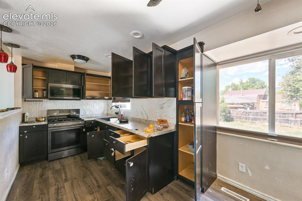 Image 6 of 21: Kitchen