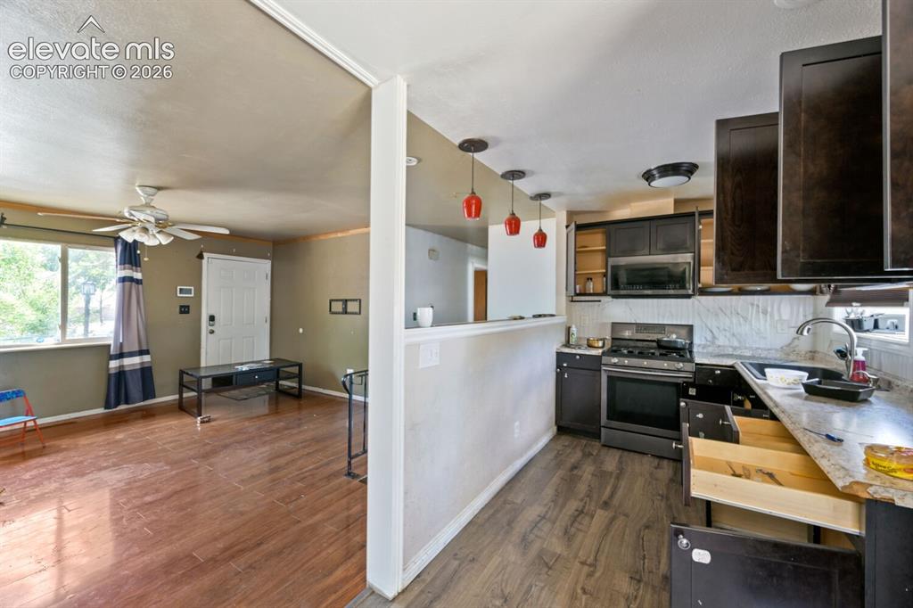 Image 7 of 21: Kitchen