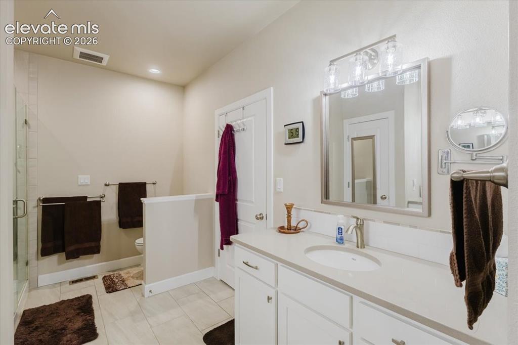 Image 19 of 47: Bathroom