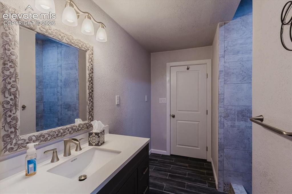 Image 32 of 47: Bathroom