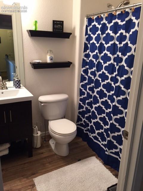 Image 10 of 11: Bathroom
