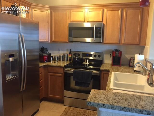 Image 5 of 11: Kitchen