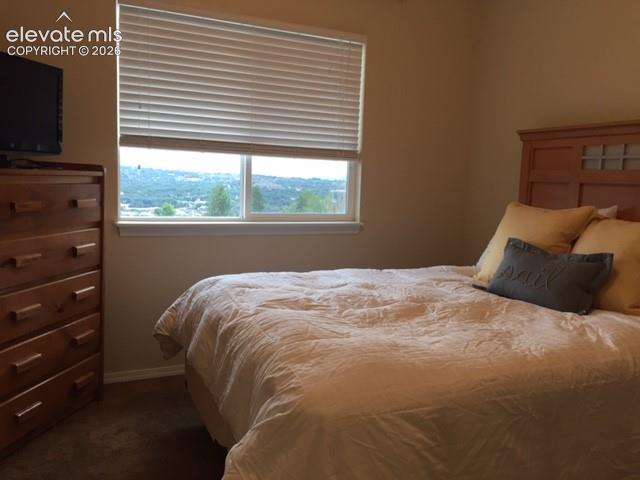 Image 8 of 11: Bedroom