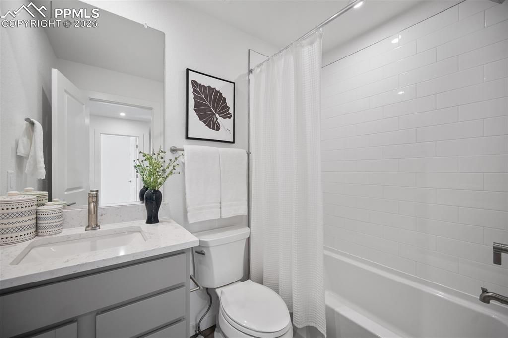 Image 15 of 30: Bathroom