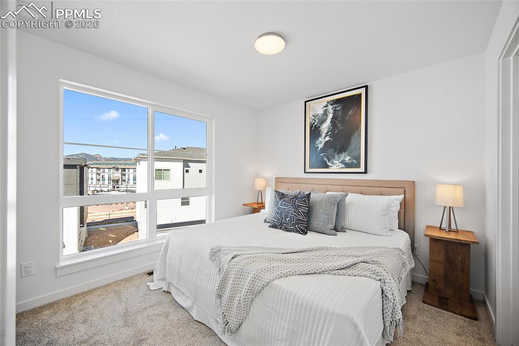 Image 19 of 30: Bedroom