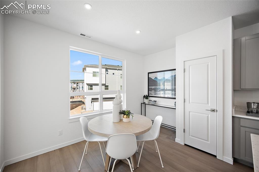 Image 7 of 30: Dining Area