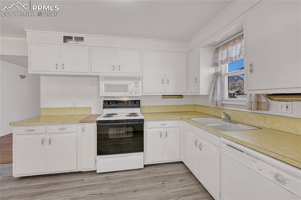 Image 11 of 33: Kitchen