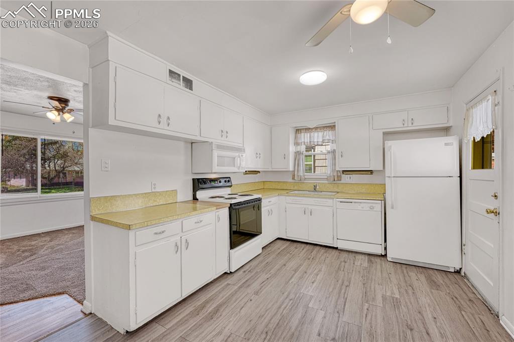 Image 12 of 33: Kitchen