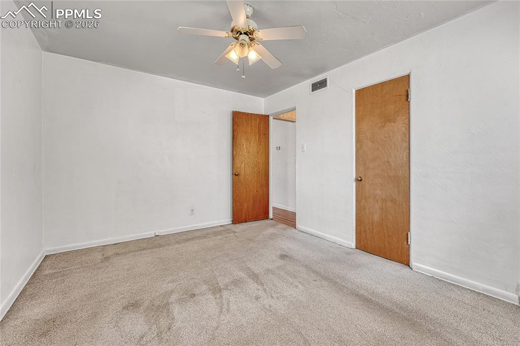 Image 15 of 33: Bedroom