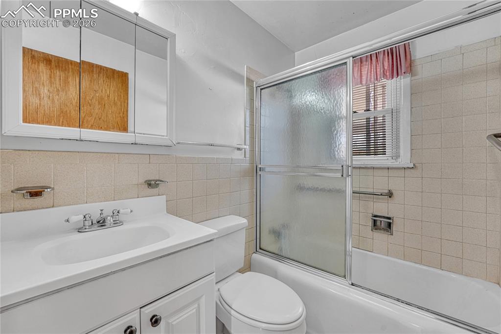 Image 21 of 33: Bathroom