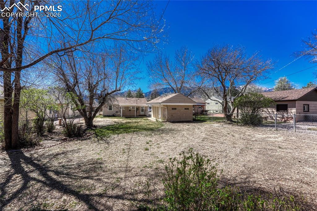 Image 28 of 33: Yard