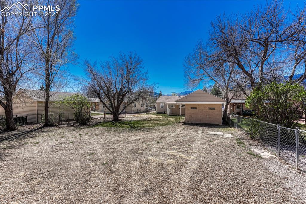 Image 30 of 33: Yard