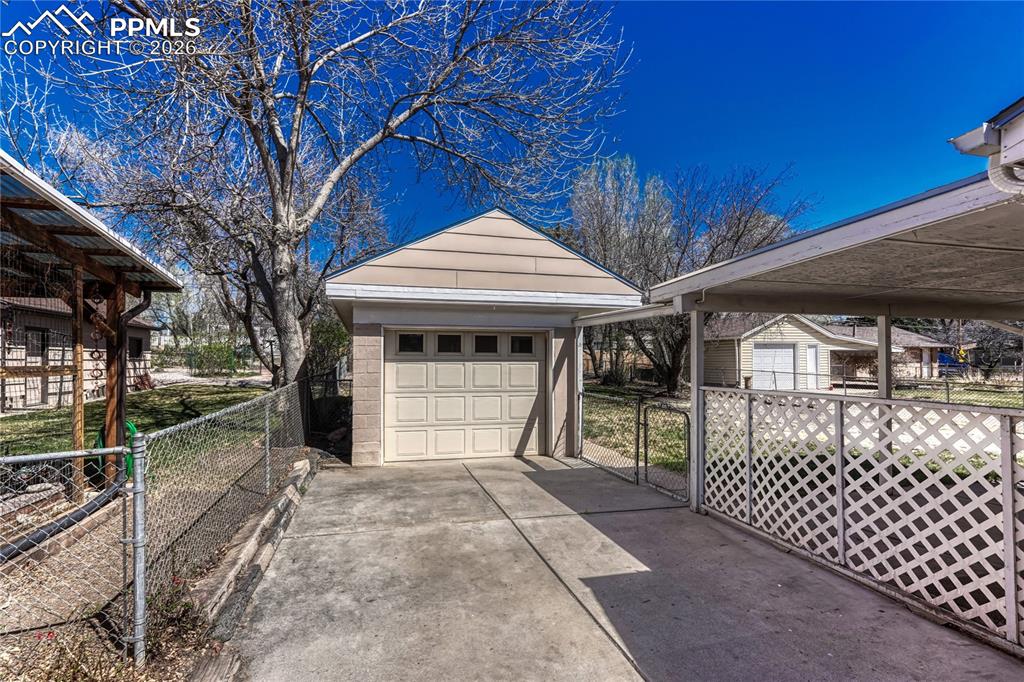 Image 31 of 33: Garage