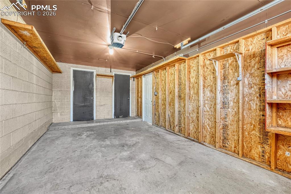 Image 32 of 33: Garage