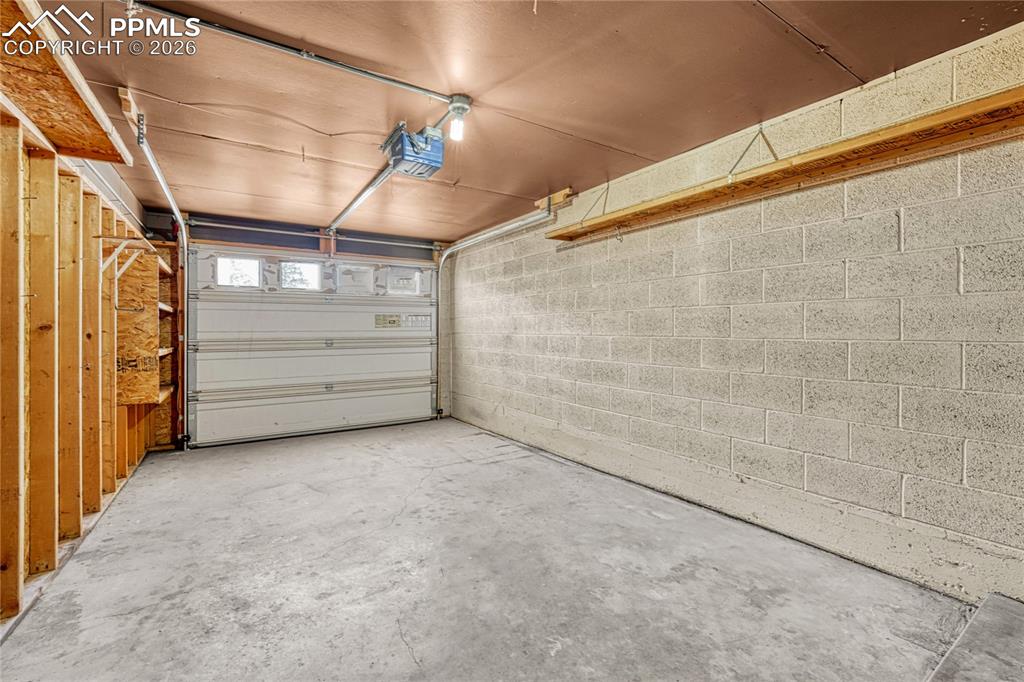 Image 33 of 33: Garage