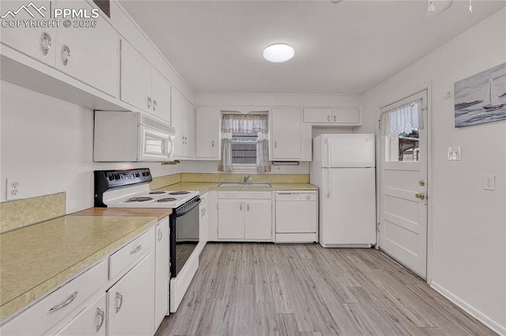 Image 9 of 33: Kitchen