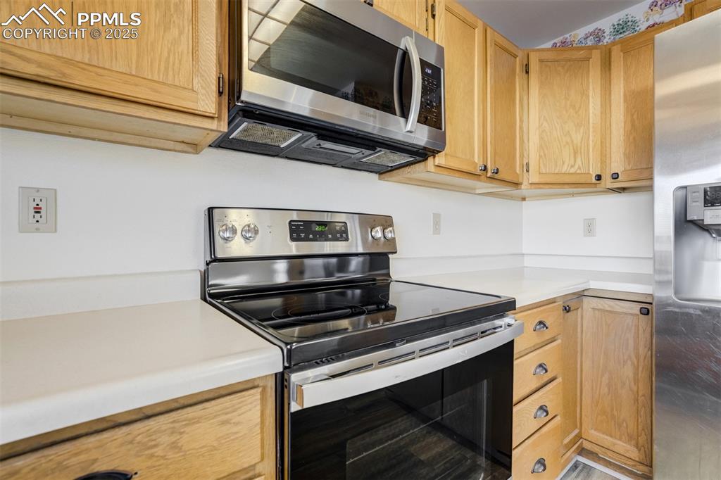 Image 10 of 40: Kitchen