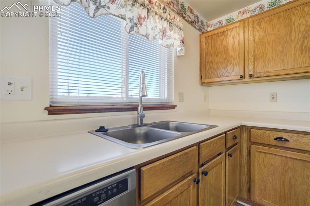 Image 11 of 40: Kitchen