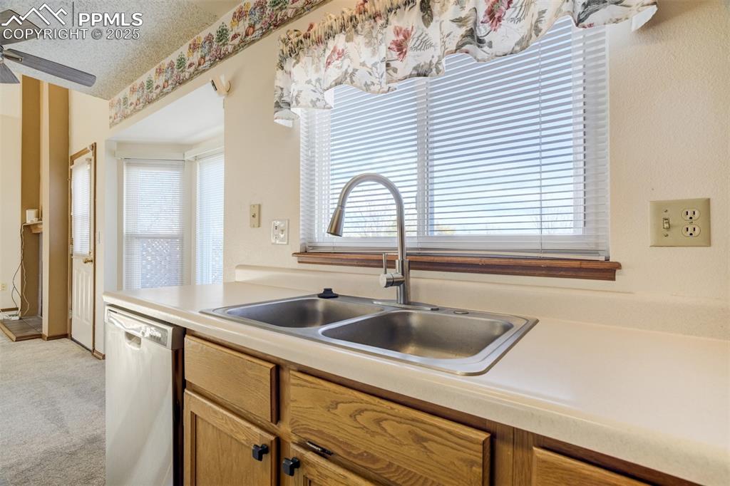 Image 12 of 40: Kitchen