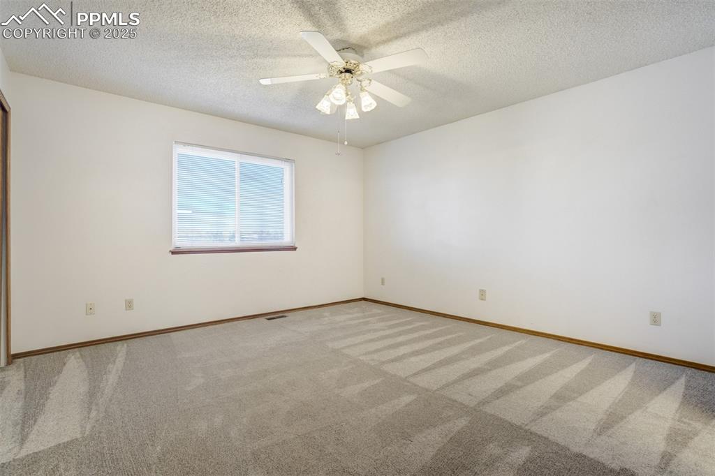 Image 14 of 40: Bedroom