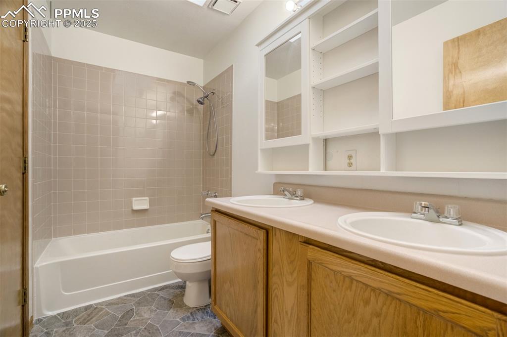 Image 18 of 40: Bathroom