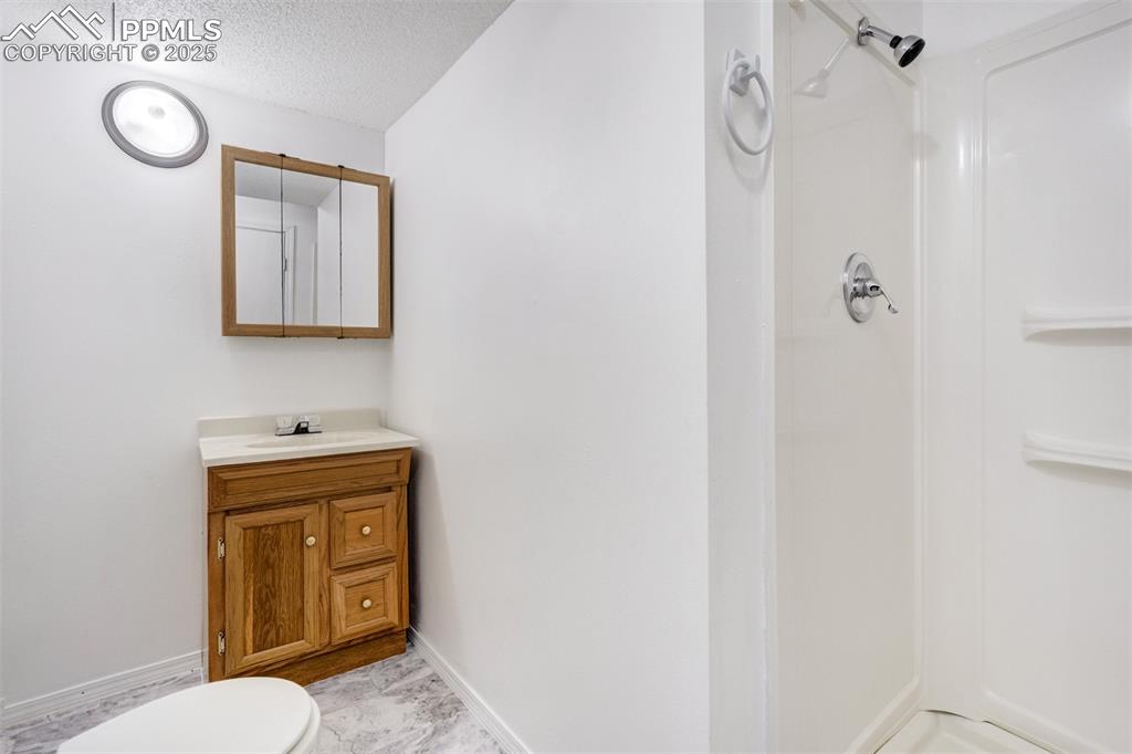 Image 34 of 40: Bathroom