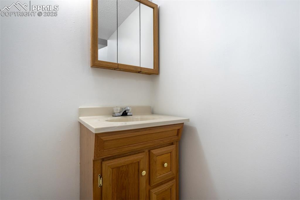 Image 35 of 40: Bathroom