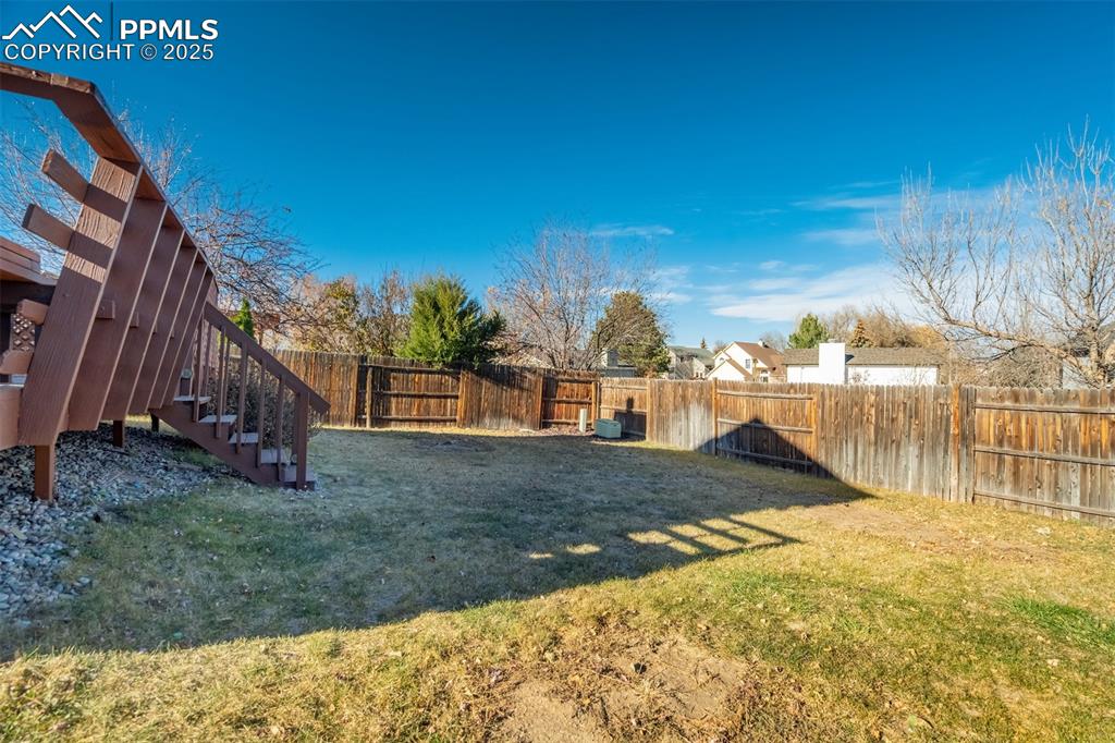 Image 39 of 40: Yard