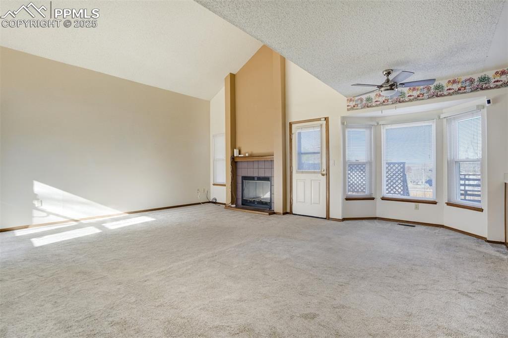 Image 4 of 40: Living Room