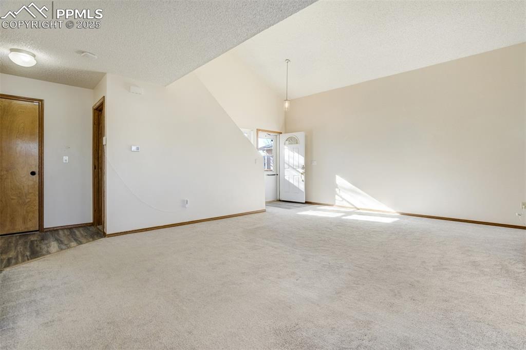 Image 5 of 40: Living Room