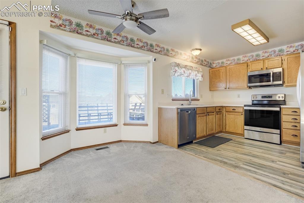 Image 7 of 40: Kitchen