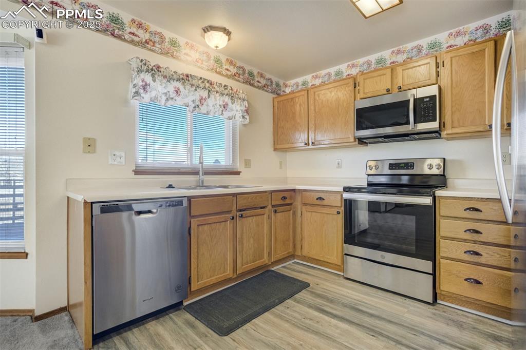 Image 8 of 40: Kitchen