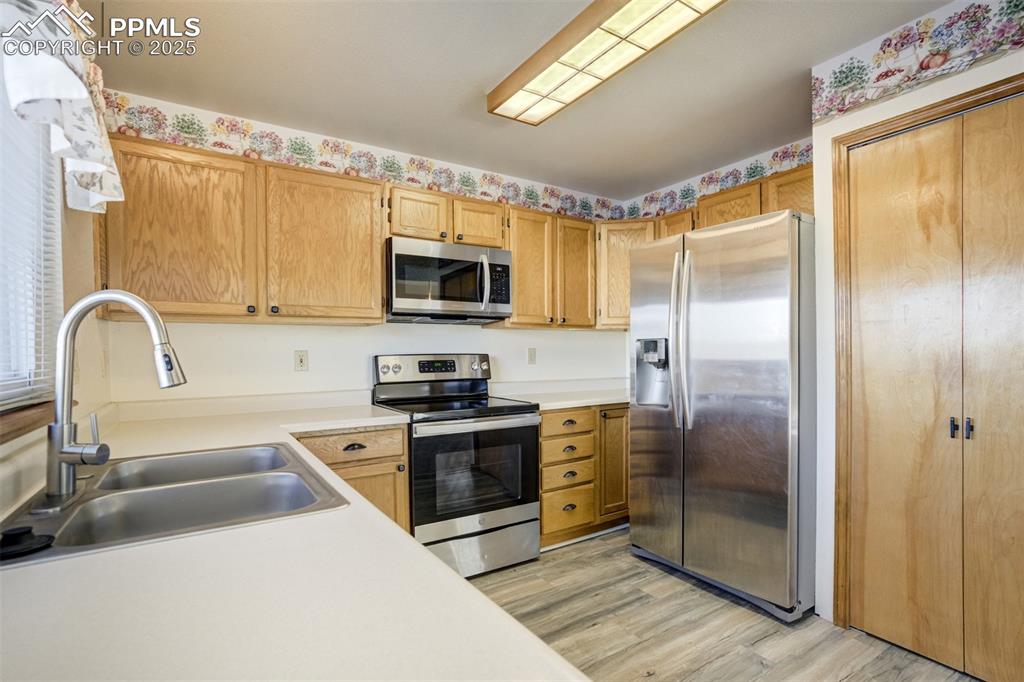 Image 9 of 40: Kitchen