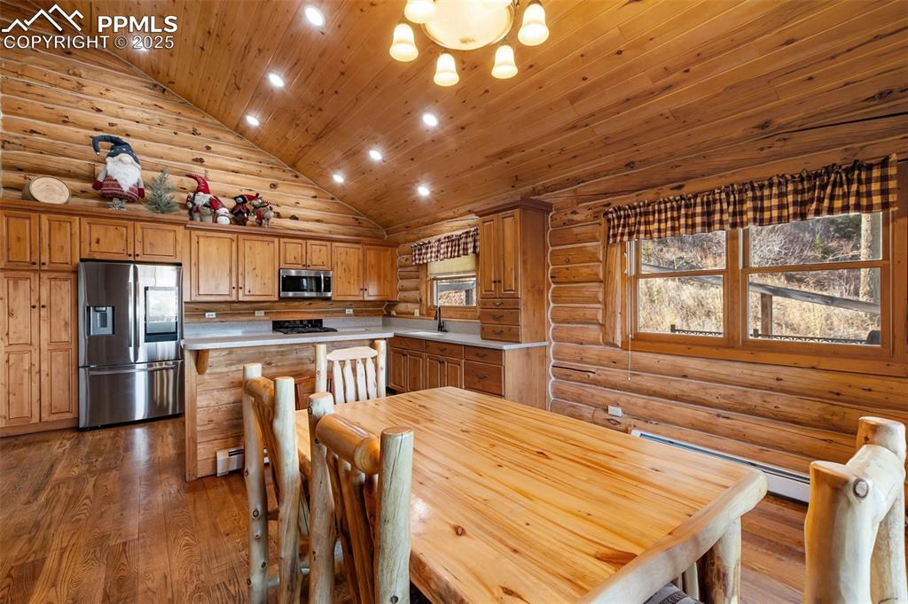 Image 12 of 49: Dining Area