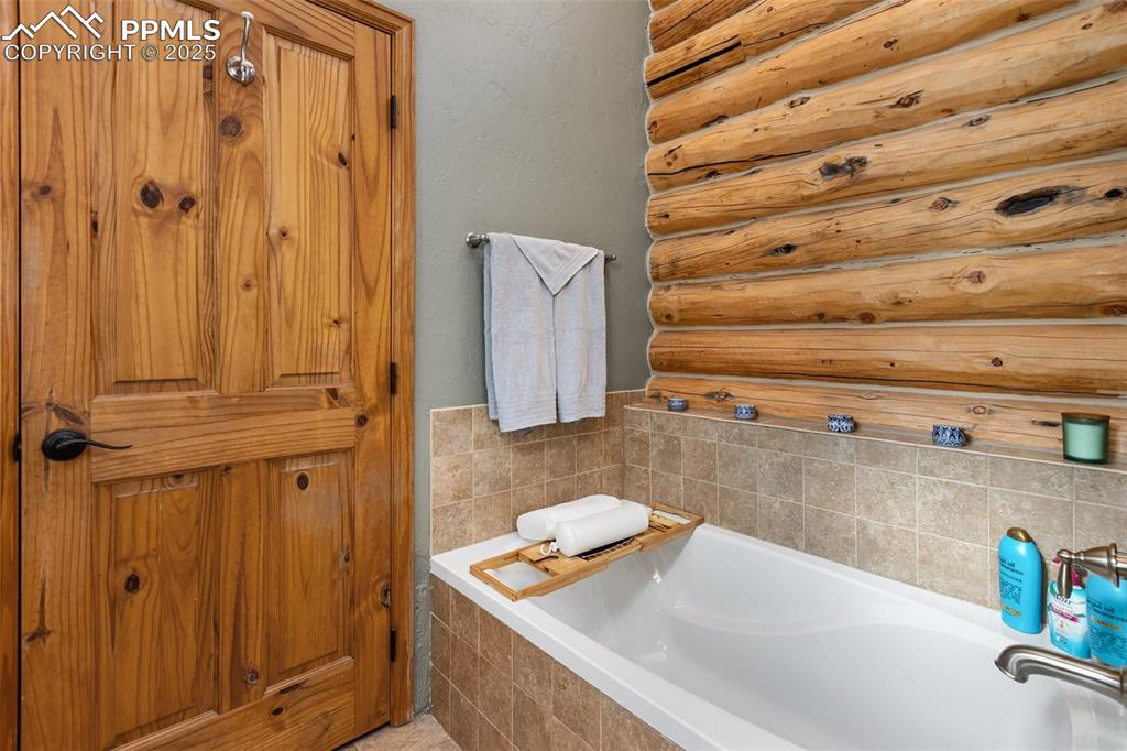 Image 18 of 49: Bathroom