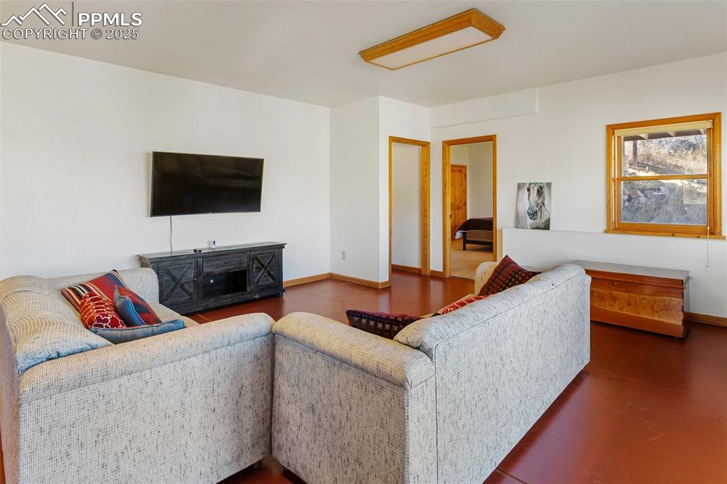 Image 29 of 49: Family Room