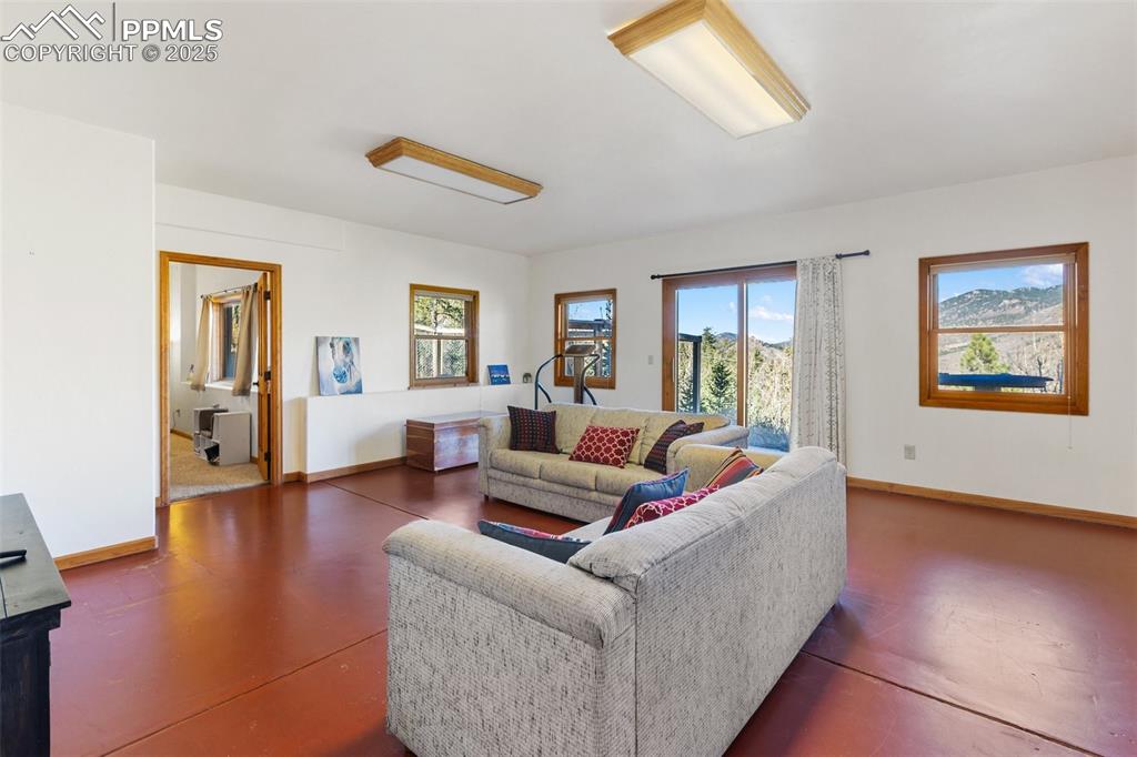 Image 30 of 49: Family Room