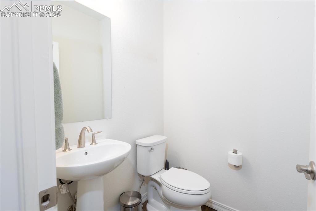 Image 21 of 40: Powder bathroom