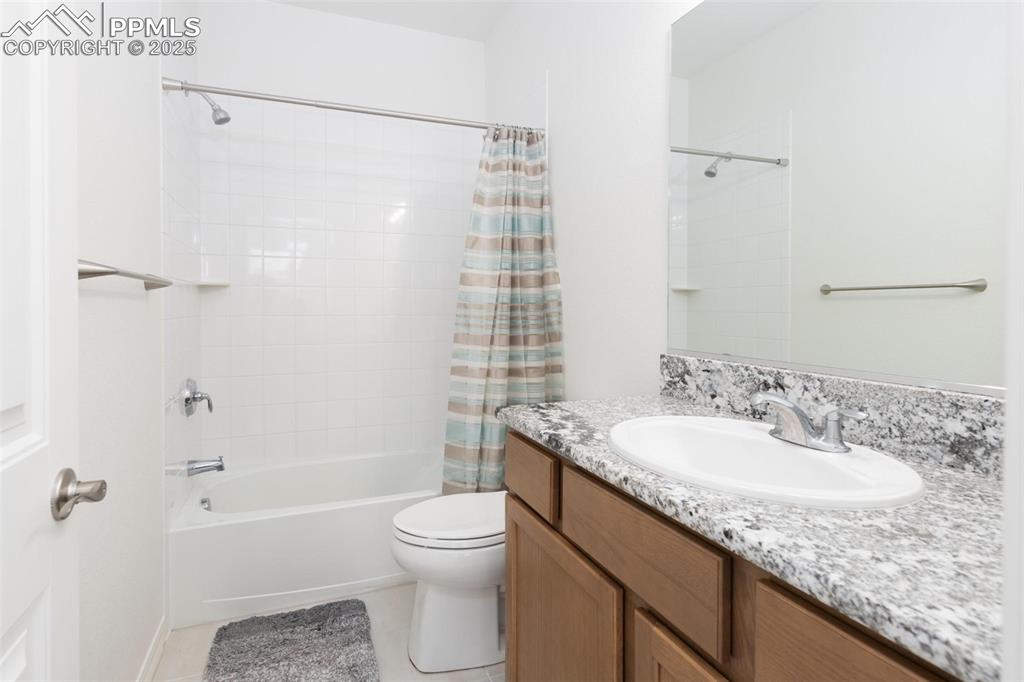 Image 23 of 40: Secondary en-suite on the main level