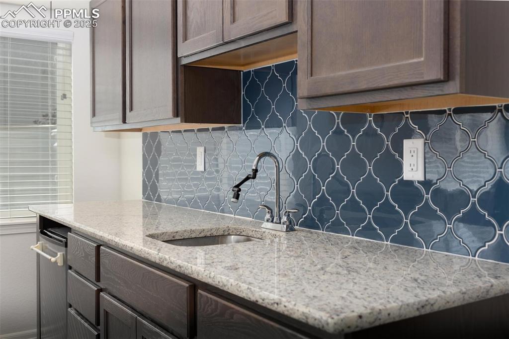 Image 25 of 40: basement wet bar