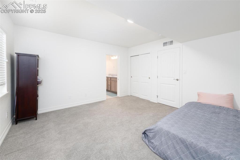 Image 30 of 40: Basement en-suite