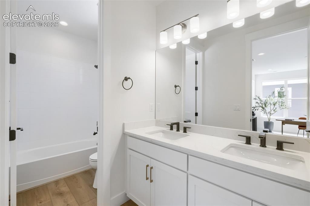 Image 16 of 26: Bathroom