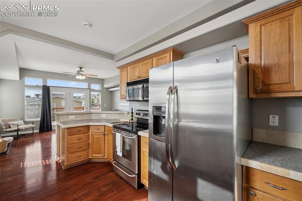 Image 16 of 30: Kitchen