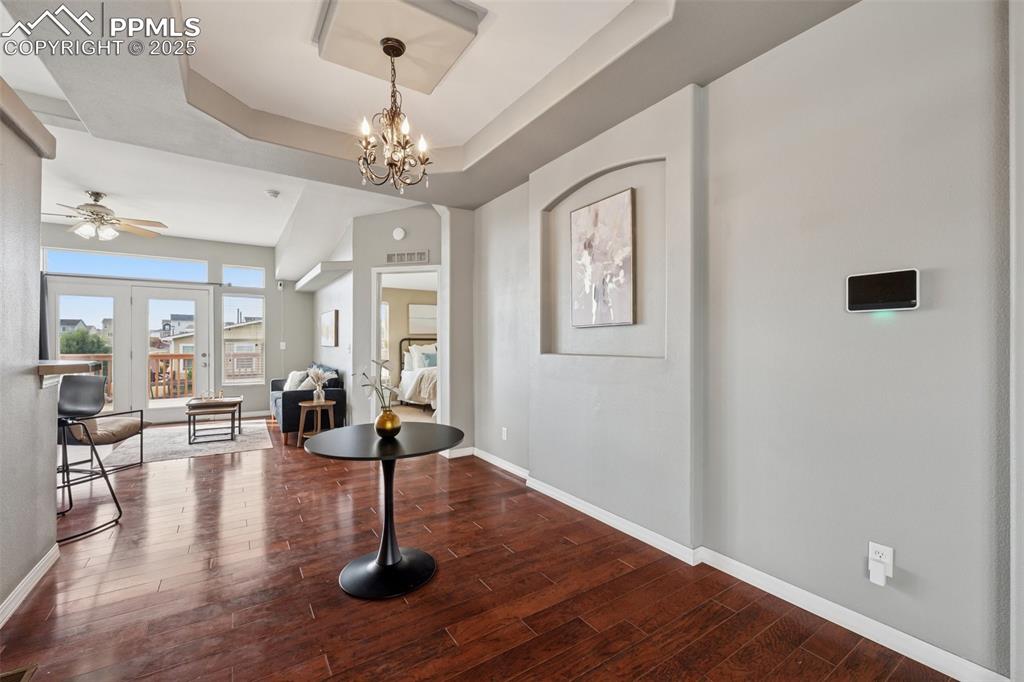 Image 6 of 30: Dining Area