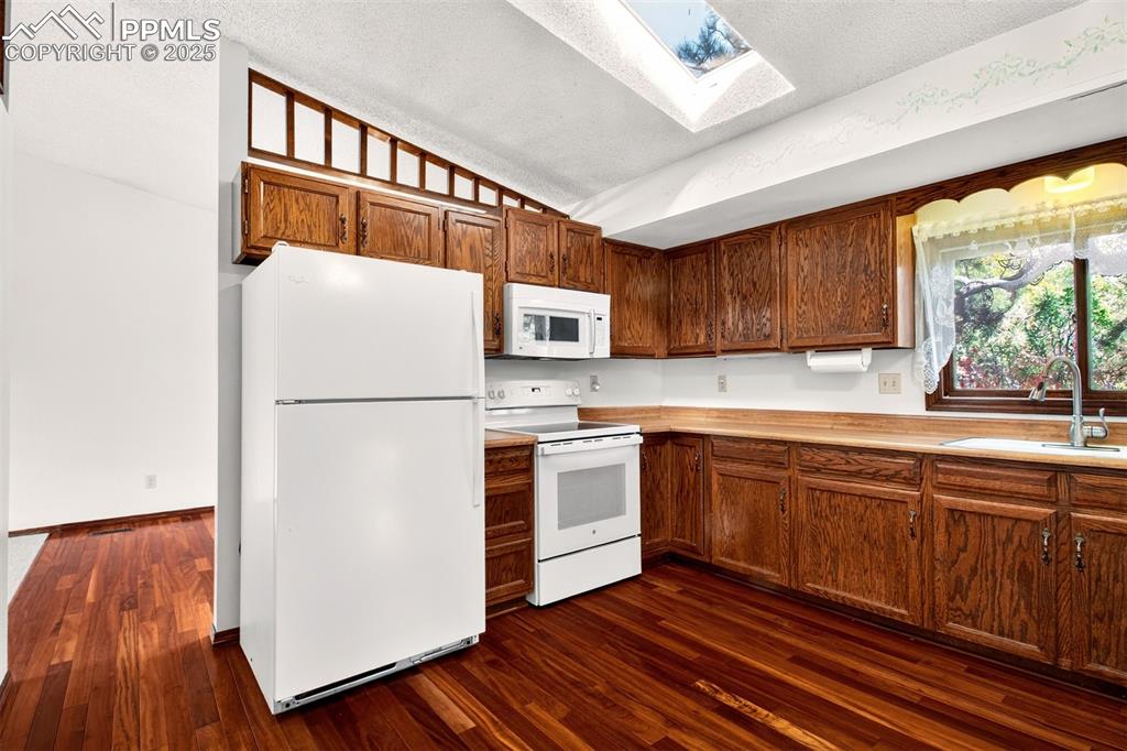 Image 15 of 50: Kitchen