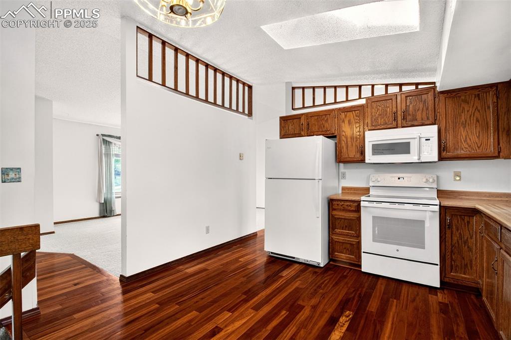 Image 16 of 50: Kitchen