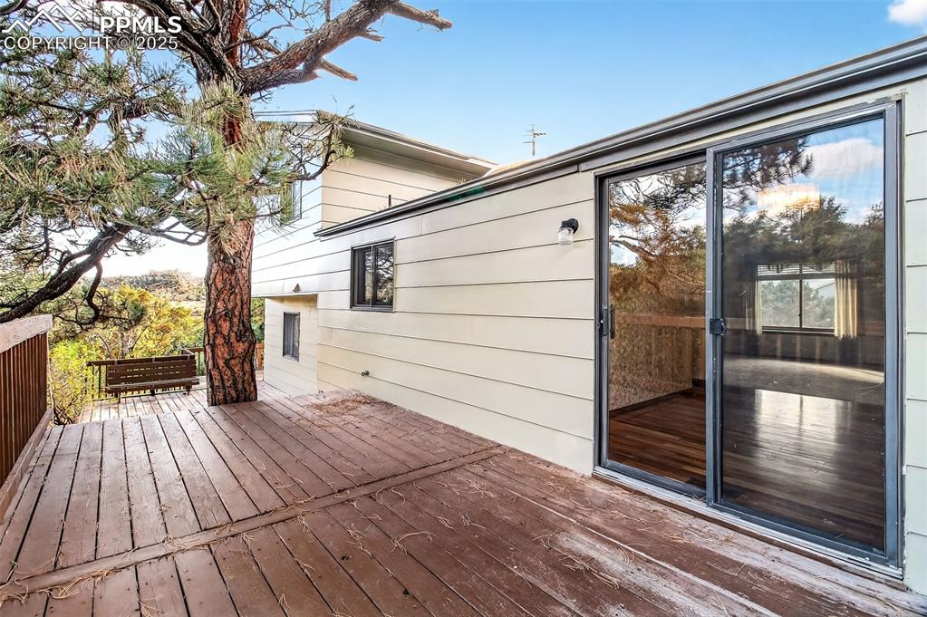 Image 43 of 50: Deck