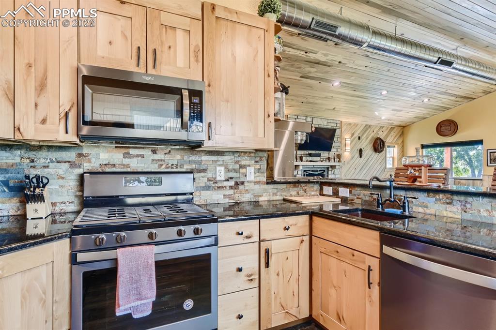 Listing 6401174, Image 9 of 37