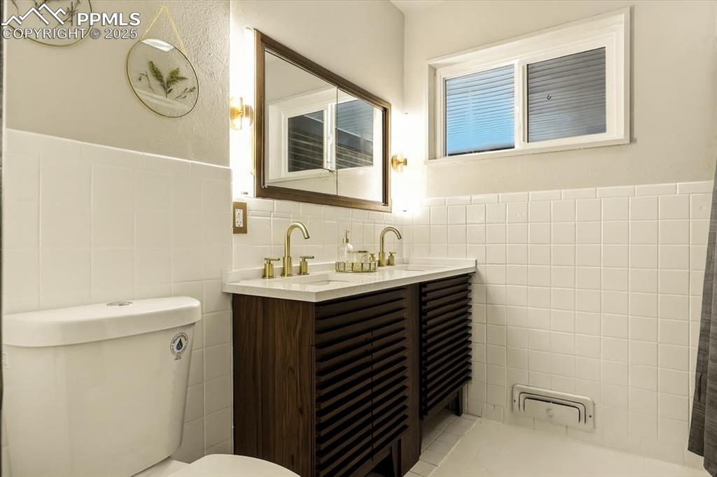Image 21 of 35: Main full bath